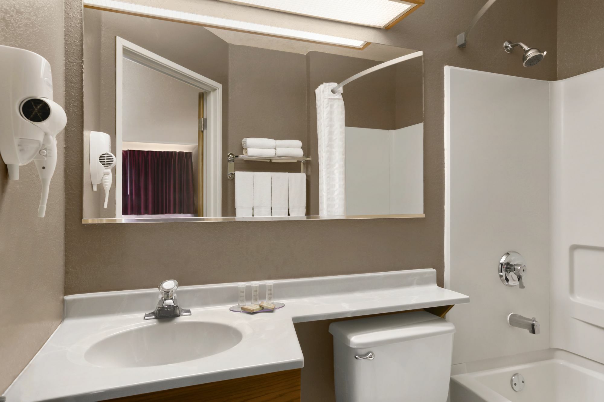 Super 8 By Wyndham Brookings Hotel Luaran gambar